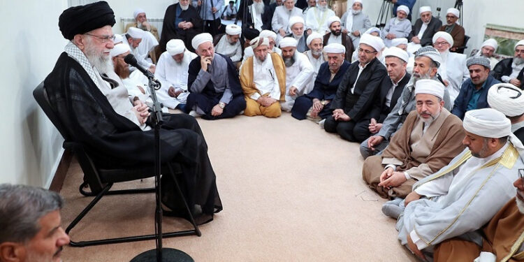 شیعہ-سنی کو ایک دوسرے سے الگ کرنے کی بھرپور کوشش اور سازش: آیت اللہ العظمی خامنہ ای