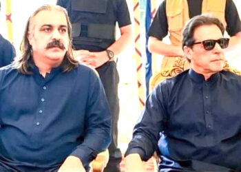 علی امین گنڈا پور کے ساتھ کھڑا ہوں، اسکے بیان پر معافی مانگنے والا بزدل ہے، عمران خان