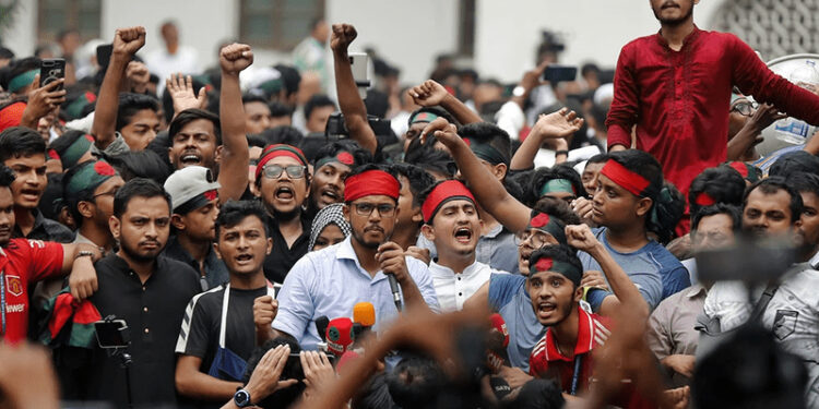 بنگلہ دیشی طلبہ سپریم کورٹ کے احاطے میں داخل، عوامی لیگ کے حامی ججز سے استعفیٰ کا مطالبہ