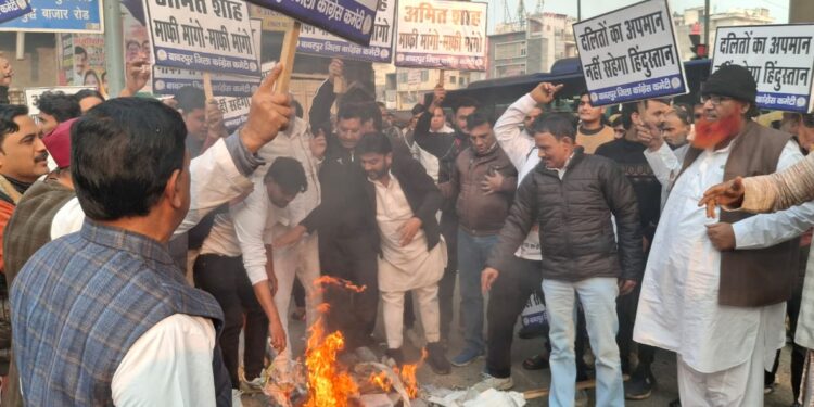 ریاستی کانگریس صدر دیویندر یادو کی قیادت میں تمام 14 ضلع کانگریس کمیٹیوں نے اپنے اپنے  علاقوں میں وزیر داخلہ امیت شاہ کے استعفیٰ کا مطالبہ کرتے ہوئے زبردست مظاہرہ کیا