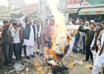 نوح میں کانگریس کارکنوں نے وزیر داخلہ کا پتلا پھونکا