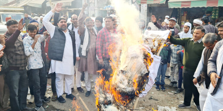 نوح میں کانگریس کارکنوں نے وزیر داخلہ کا پتلا پھونکا