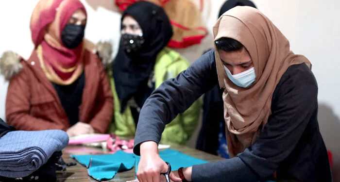 طالبان کا خواتین کو ملازمت پر برقرار رکھنے والی ملکی و غیرملکی این جی اوز بند کرنے کا اعلان