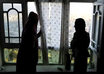 بے پردگی ہوتی ہے؛ طالبان نے گھروں میں کھڑکیاں رکھنے پر پابندی لگا دی