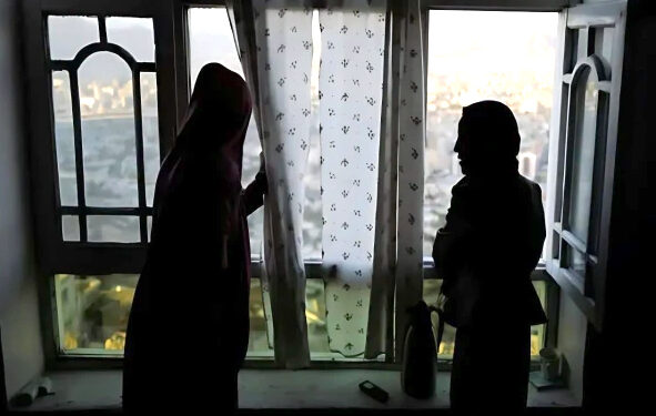 بے پردگی ہوتی ہے؛ طالبان نے گھروں میں کھڑکیاں رکھنے پر پابندی لگا دی