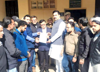 سرکاری اسپتال میں ضروری طبی سہولیات فراہم شہر کے لوگوں کا ایس ڈی ایم کو میمورنڈم کرنے کا مطالبہ