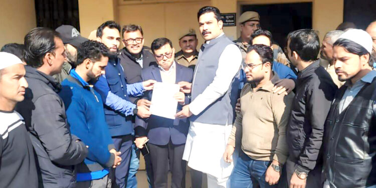 سرکاری اسپتال میں ضروری طبی سہولیات فراہم شہر کے لوگوں کا ایس ڈی ایم کو میمورنڈم کرنے کا مطالبہ