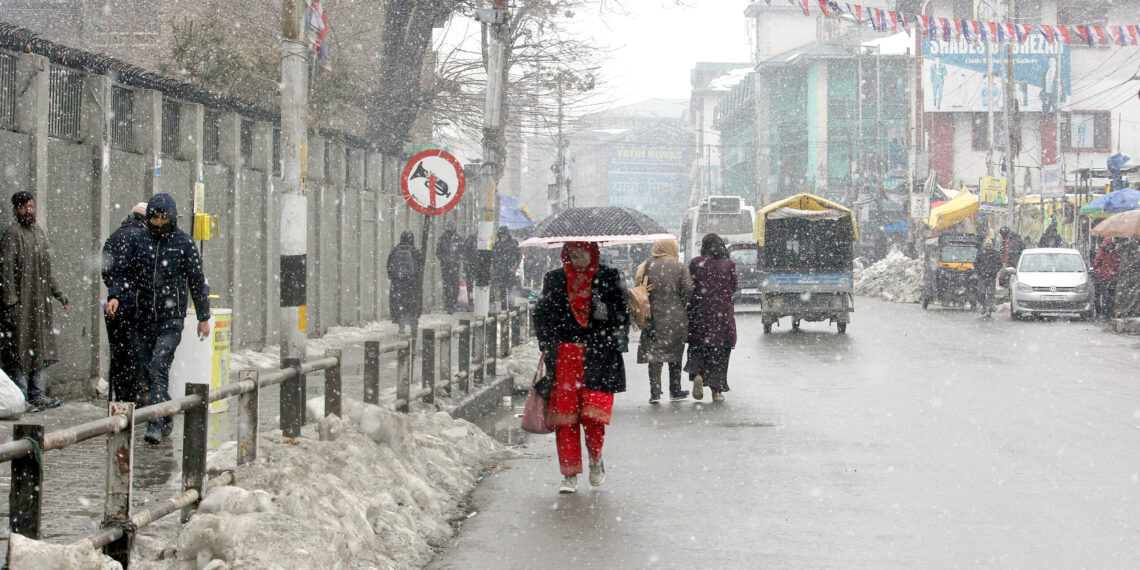 درمیانی درجے کی برفباری اور بارشوں کی پیشگوئی