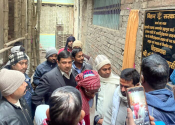 رکن قانون ساز کونسل بَنْشی دھر برجواسی نے وارڈ نمبر چار حجام ٹولی میں سڑک اور نالے کا سنگ بنیاد رکھا