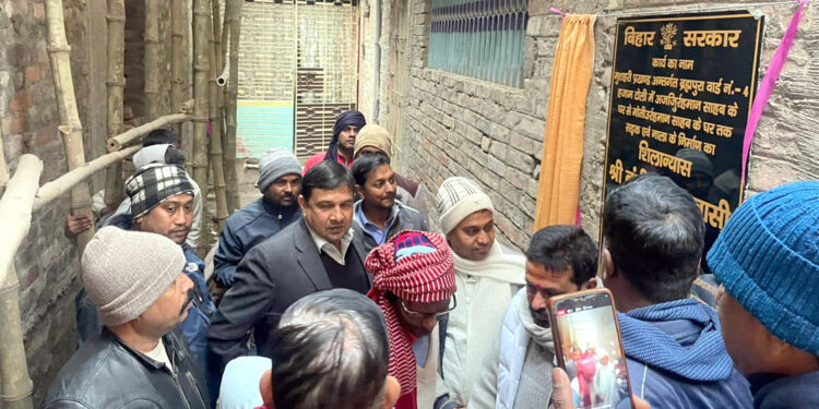 رکن قانون ساز کونسل بَنْشی دھر برجواسی نے وارڈ نمبر چار حجام ٹولی میں سڑک اور نالے کا سنگ بنیاد رکھا