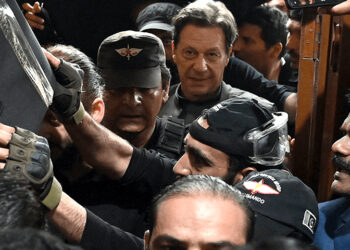 190 ملین پاؤنڈ ریفرنس کا بڑا فیصلہ ، بانی پی ٹی آئی کو 14 اور بشریٰ بی بی کو 7 سال قید کی سزا