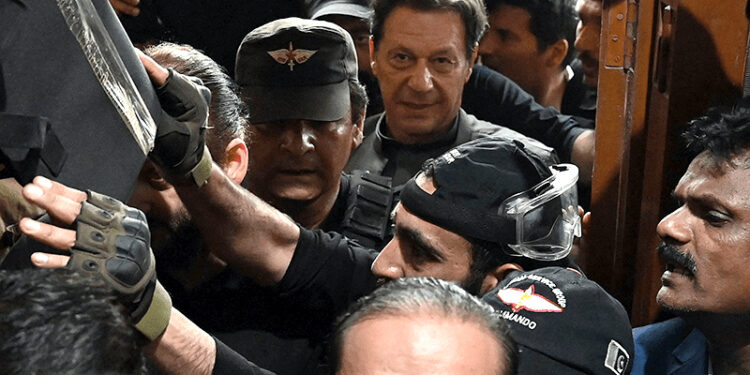 190 ملین پاؤنڈ ریفرنس کا بڑا فیصلہ ، بانی پی ٹی آئی کو 14 اور بشریٰ بی بی کو 7 سال قید کی سزا