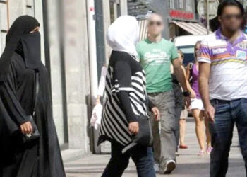 سوئٹزر لینڈ نے خواتین کے برقعہ پہننے پر پابندی لگا دی