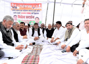 میڈیکل کالج میں بہتری کے لیے کانگریس کے ممبران اسمبلی کا احتجاج