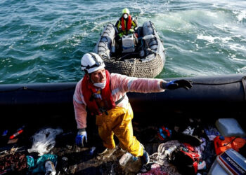 فرانس کے ساحل سے 2 مشتبہ تارکین وطن کی لاشیں برآمد، 250 کو بچا لیا گیا