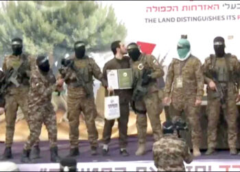 5 یرغمالی رہا، ایک اسرائیلی نے حماس کے جنگجو کی پیشانی پر بوسہ دے دیا