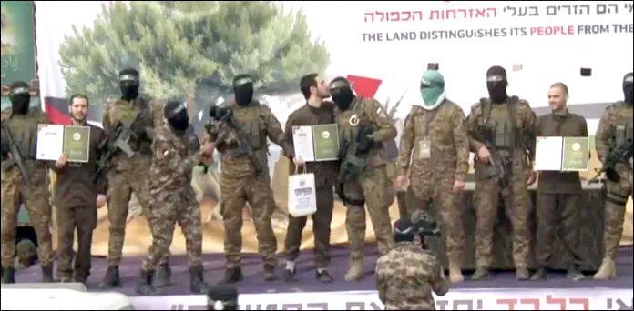 5 یرغمالی رہا، ایک اسرائیلی نے حماس کے جنگجو کی پیشانی پر بوسہ دے دیا