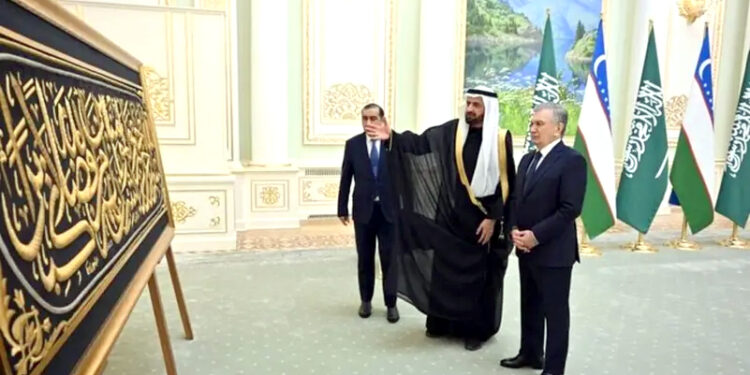 ازبکستان کے مرکز برائے اسلامی تہذیب کے لیے غلافِ کعبہ کے پارچے کا مقدس تحفے