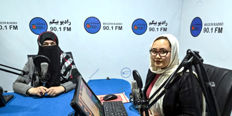 افغانستان میں خواتین ریڈیو پر پابندی ختم کردی گئی