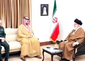 سعودی وزیر دفاع کی ایرانی سپریم لیڈر سے ملاقات، شاہ سلمان کا پیغام پہنچایا