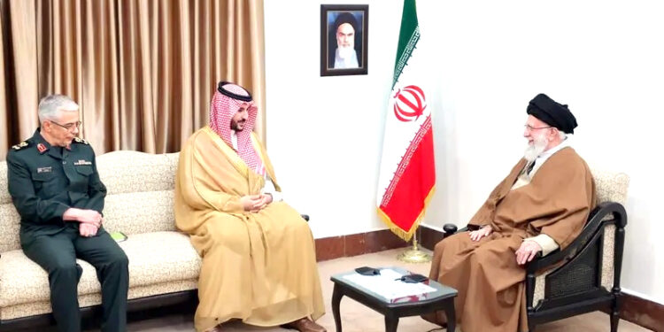سعودی وزیر دفاع کی ایرانی سپریم لیڈر سے ملاقات، شاہ سلمان کا پیغام پہنچایا