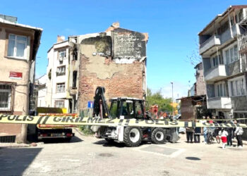 زلزلہ کی آمد کے ساتھ ہی ترک شہری نے بالکونی سے چھلانگ لگا دی