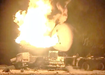 حوثیوں کا بحیرہ احمر میں دو امریکی طیارہ بردار بحری جہازوں کو نشانہ بنانے کا اعلان