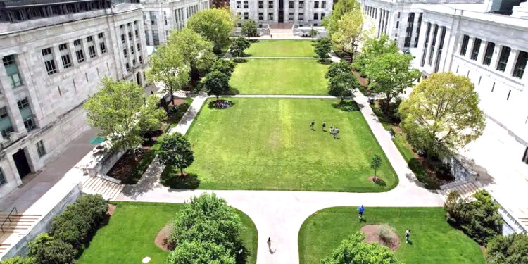 غیر ملکی طلبہ کے داخلہ پر روک، امریکی عدالت نے ہارورڈ یونیورسٹی کو ٹرمپ کے فیصلے پر عمل سے روک دیا