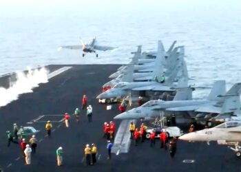 طیارہ بردار جہاز سے امریکہ کا جنگی طیارہ بحیرہ احمر میں جا گرا