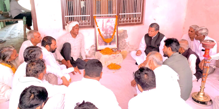 بی جے پی لیڈر ذاکر حسین کی شہید دنیش کمار شرما کے اہل خانہ کے ساتھ خراج عقیدت