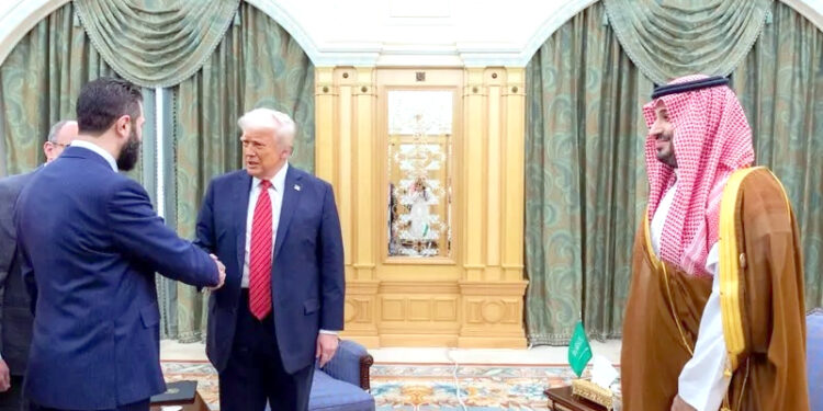 سعودی ولی عہد کی موجودگی میں ٹرمپ اور شامی صدر احمد الشرع کی ملاقات