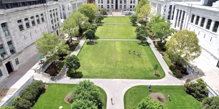 ٹرمپ کا ہارورڈ یونیورسٹی کی تین ارب ڈالر کی گرانٹس پیشہ ورانہ اداروں کو منتقل کرنے پر غور