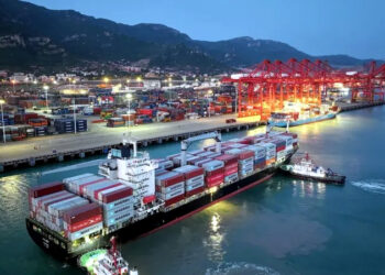 ٹرمپ کی ٹیرف یلغار: شمالی امریکہ کی بندرگاہوں پر مکمل سناٹا، کام رک گیا