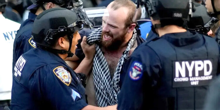 امیگریشن پالیسی کے خلاف نیویارک میں ہزاروں افراد کا احتجاج