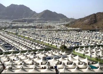 مناسک حج کے پہلے دن عازمین حج ’منیٰ‘ کی جانب رواں دواں