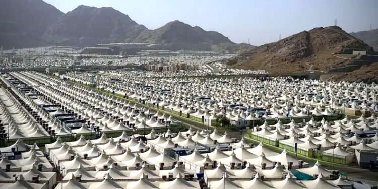 مناسک حج کے پہلے دن عازمین حج ’منیٰ‘ کی جانب رواں دواں