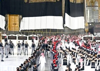 سونے، چاندی اور ریشم سے مزین غلاب کعبہ کی سالانہ سالانہ تبدیلی کی تقریب