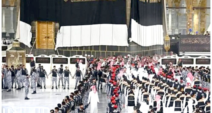 سونے، چاندی اور ریشم سے مزین غلاب کعبہ کی سالانہ سالانہ تبدیلی کی تقریب