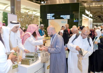 عازمینِ حج میں مختلف زبانوں میں ترجمہ شدہ قرآن کریم کے 10 لاکھ نسخے تقسیم