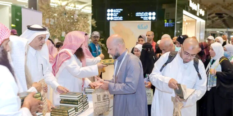 عازمینِ حج میں مختلف زبانوں میں ترجمہ شدہ قرآن کریم کے 10 لاکھ نسخے تقسیم
