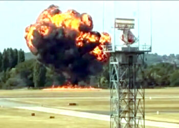 لندن کے ساؤتھ اینڈ ایئرپورٹ پر طیارہ گِر کر تباہ،ایئر پورٹ بند