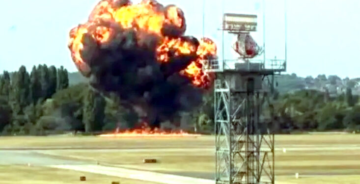 لندن کے ساؤتھ اینڈ ایئرپورٹ پر طیارہ گِر کر تباہ،ایئر پورٹ بند