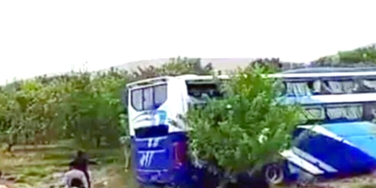 پاکستان میں دہشت گردوں نے بس کو نشانہ بنایا ، معروف قوال احمد حسین صابری سمیت 3 افراد جاں بحق