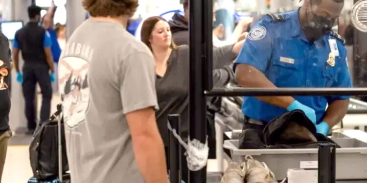امریکی ہوائی اڈوں پر سکیورٹی سکریننگ کے دوران جوتے اتارنے کی شرط ختم