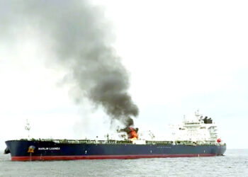 حدیدہ کے قریب نشانہ بنائے گئے بحری جہاز کی حالت بگڑ گئی، پانی داخل، عملہ نکل گیا