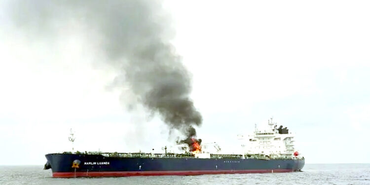 حدیدہ کے قریب نشانہ بنائے گئے بحری جہاز کی حالت بگڑ گئی، پانی داخل، عملہ نکل گیا