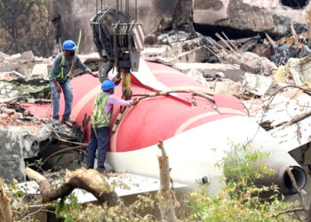 احمد آباد طیارہ حادثے کی جانچ میں نیا انکشاف، کیپٹن نے خود ہی دونوں انجن بند کر دیے تھے