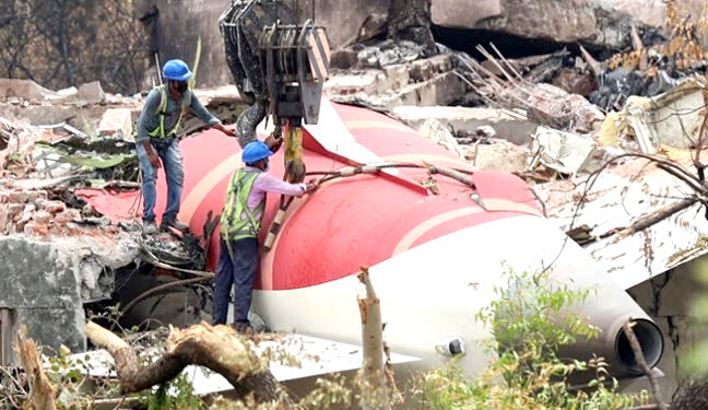 احمد آباد طیارہ حادثے کی جانچ میں نیا انکشاف، کیپٹن نے خود ہی دونوں انجن بند کر دیے تھے