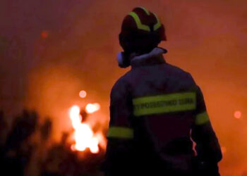 یونان: جنگل میں آگ پھیلنے سے وسیع پیمانے پر نقل مکانی شروع