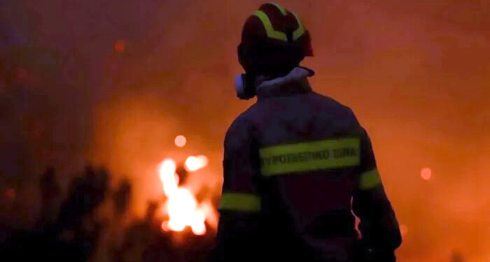 یونان: جنگل میں آگ پھیلنے سے وسیع پیمانے پر نقل مکانی شروع